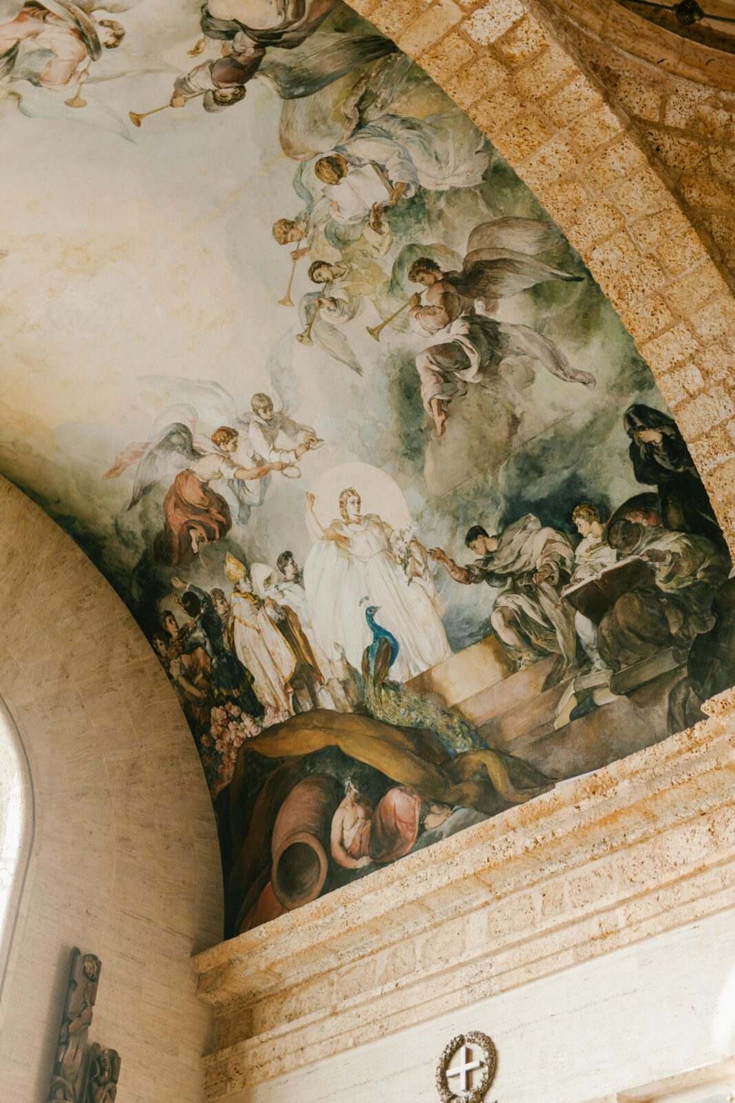 Od spodu starego okrągłego sufitu kamiennego budynku ozdobionego freskami w Panteonie Narodowym Dominikany