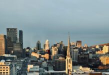 Widok z lotu ptaka na panoramę miasta Montreal z zabytkową wieżą kościoła o zachodzie słońca.