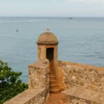 Historyczna Fortaleza San Felipe z widokiem na spokojne wody oceanu na Dominikanie.