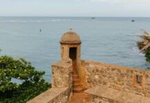 Historyczna Fortaleza San Felipe z widokiem na spokojne wody oceanu na Dominikanie.