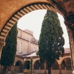 Poznaj zabytkowy klasztor Santa Maria Novella z gotyckimi łukami i spokojnym dziedzińcem.