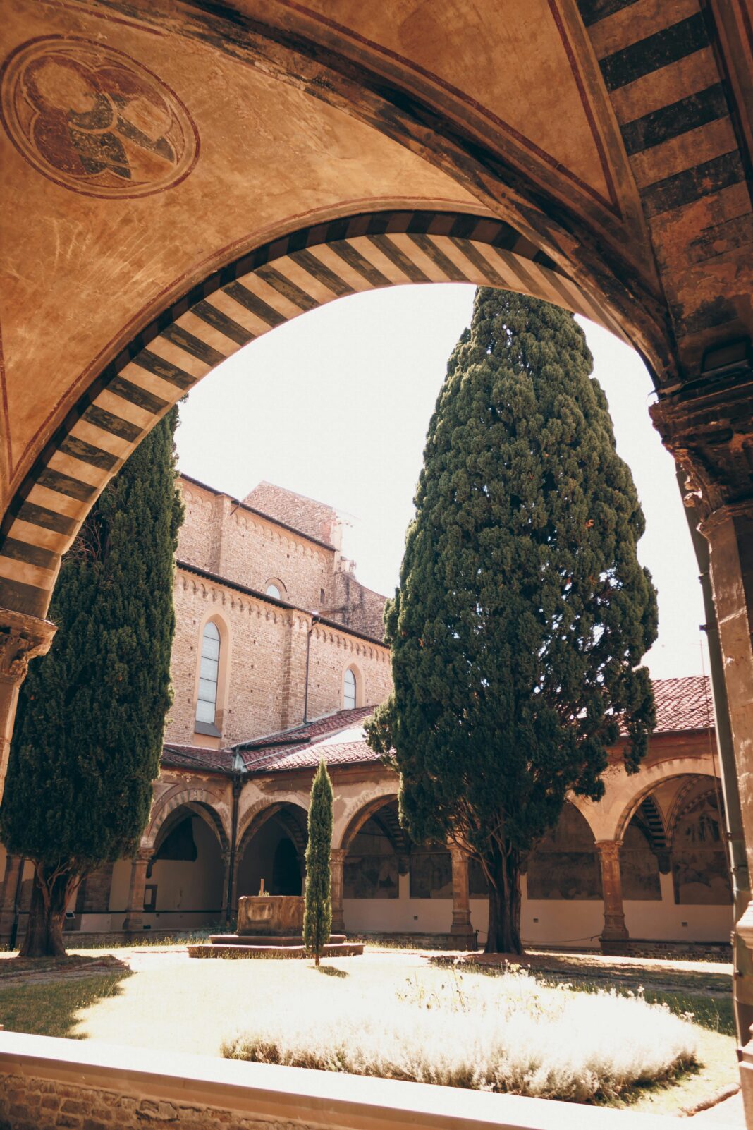 Poznaj zabytkowy klasztor Santa Maria Novella z gotyckimi łukami i spokojnym dziedzińcem.