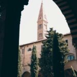 Widok na gotycką dzwonnicę z dziedzińca Santa Maria Novella we Florencji, Włochy.