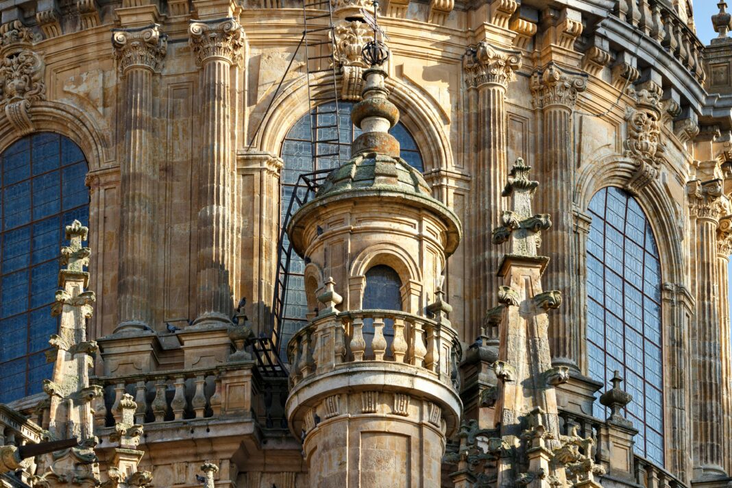 Zbliżenie na ozdobną fasadę katedry ukazującą wspaniałe detale architektoniczne i kunszt.