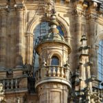 Kuchnia Dominikany – smaki Karaibów na talerzu Zbliżenie na ozdobną fasadę katedry ukazującą wspaniałe detale architektoniczne i kunszt.