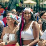 Żywa scena z parady z okazji Dnia Dominikany w Nowym Jorku, ukazująca kulturową dumę i jedność.