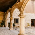 Elegancki kamienny łuk przedstawiający klasyczną architekturę kolonialną w historycznej dzielnicy Santo Domingo.