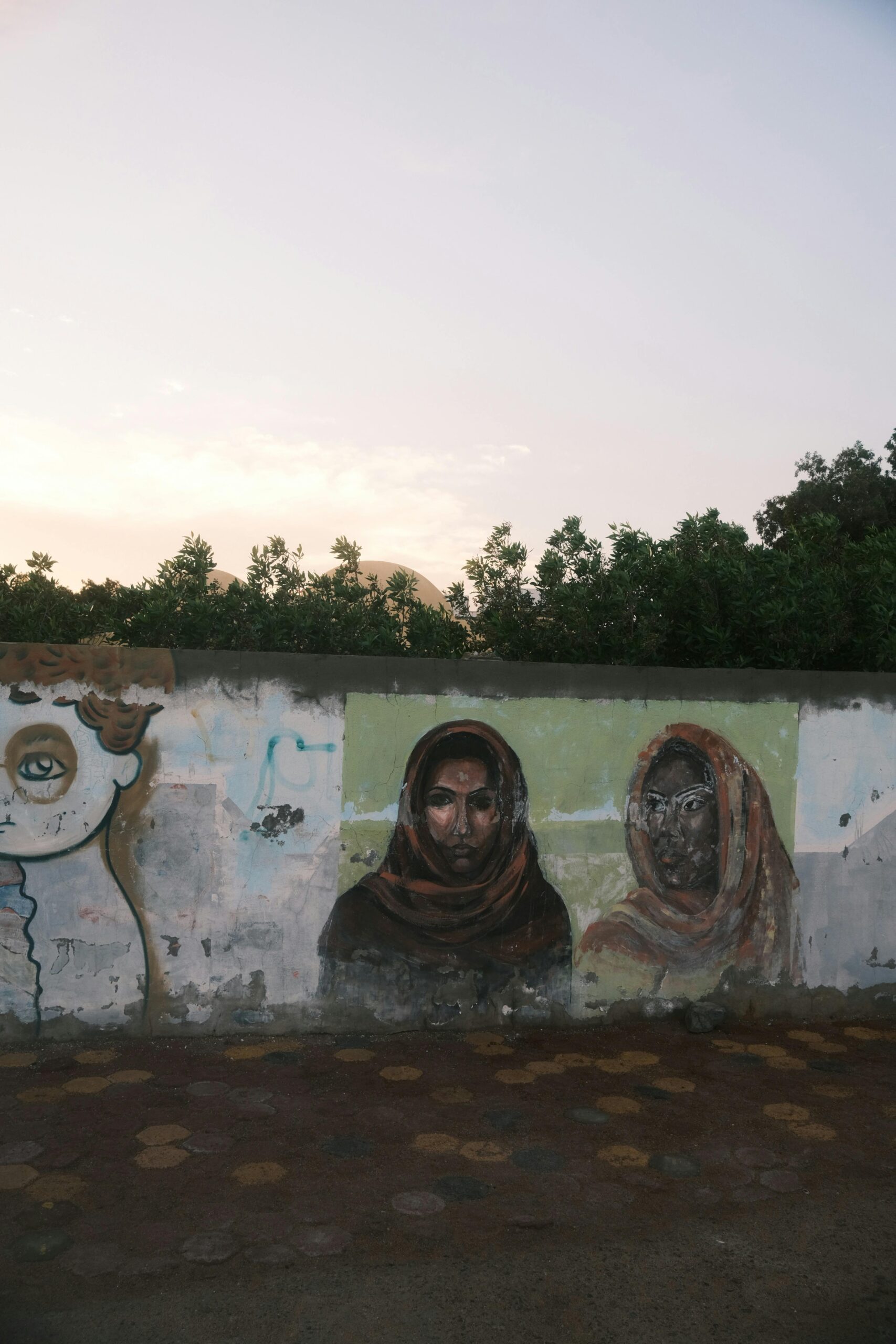 Kolorowy mural artystyczny na ścianie w Dahab w Egipcie o zachodzie słońca.