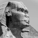 Luksor – perła archeologii nad Nilem Dramatyczne czarno-białe zdjęcie Wielkiego Sfinksa w Gizie, ukazujące jego starożytną architekturę.