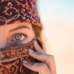 Tradycyjny portret przedstawiający kulturową elegancję na pustyni Al Wahat Al Dakhla w Egipcie.