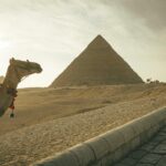 Wielbłąd przed Wielką Piramidą w Gizie w Egipcie w ciągu dnia, ukazujący dziedzictwo starożytnego Egiptu.