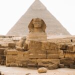 Abu Simbel – monumentalne świątynie faraonów Ikoniczny widok na Sfinksa z Piramidą Chefrena w Gizie w Egipcie.