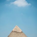 Uchwycenie majestatycznej Wielkiej Piramidy w Gizie na tle czystego, błękitnego nieba w Egipcie.