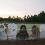 Kolorowy mural artystyczny na ścianie w Dahab w Egipcie o zachodzie słońca.