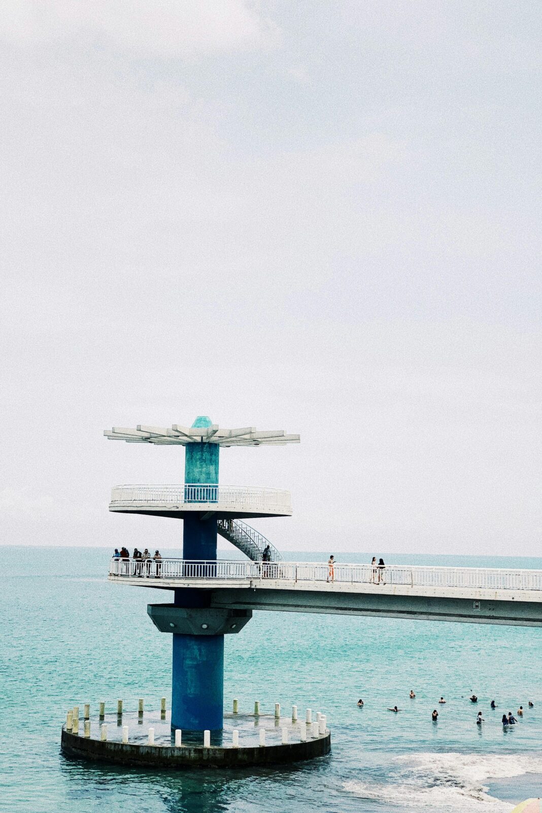 Uderzający pionowy widok na molo Ballenita w Ekwadorze, przedstawiający ocean i strukturę molo.