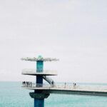 Narodowy Park Podocarpus: Tropikalne lasy i endemiczna flora Uderzający pionowy widok na molo Ballenita w Ekwadorze, przedstawiający ocean i strukturę molo.