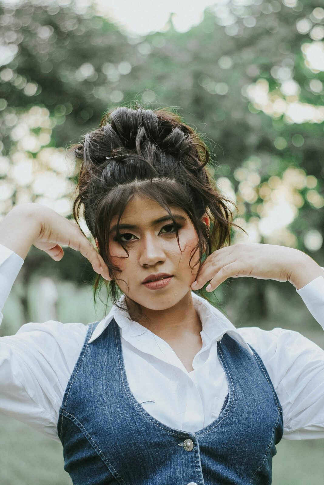 Portret młodej kobiety pozującej w dżinsowej kamizelce na świeżym powietrzu w Guayas w Ekwadorze.