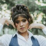 Latacunga: Miasto blisko Cotopaxi i tradycyjnych fiest Portret młodej kobiety pozującej w dżinsowej kamizelce na świeżym powietrzu w Guayas w Ekwadorze.