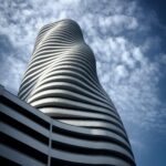 Uderzający projekt architektoniczny nowoczesnego drapacza chmur w Guayaquil uchwycony pod tętniącym życiem niebem.