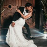 Narzeczeni całują się namiętnie w dniu ślubu w Ekwadorze.