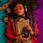 Baños: Miasto wodospadów, term i ekstremalnych przygód Mężczyzna z afro i słuchawkami słuchający muzyki retro w otoczeniu zabytkowych przedmiotów.