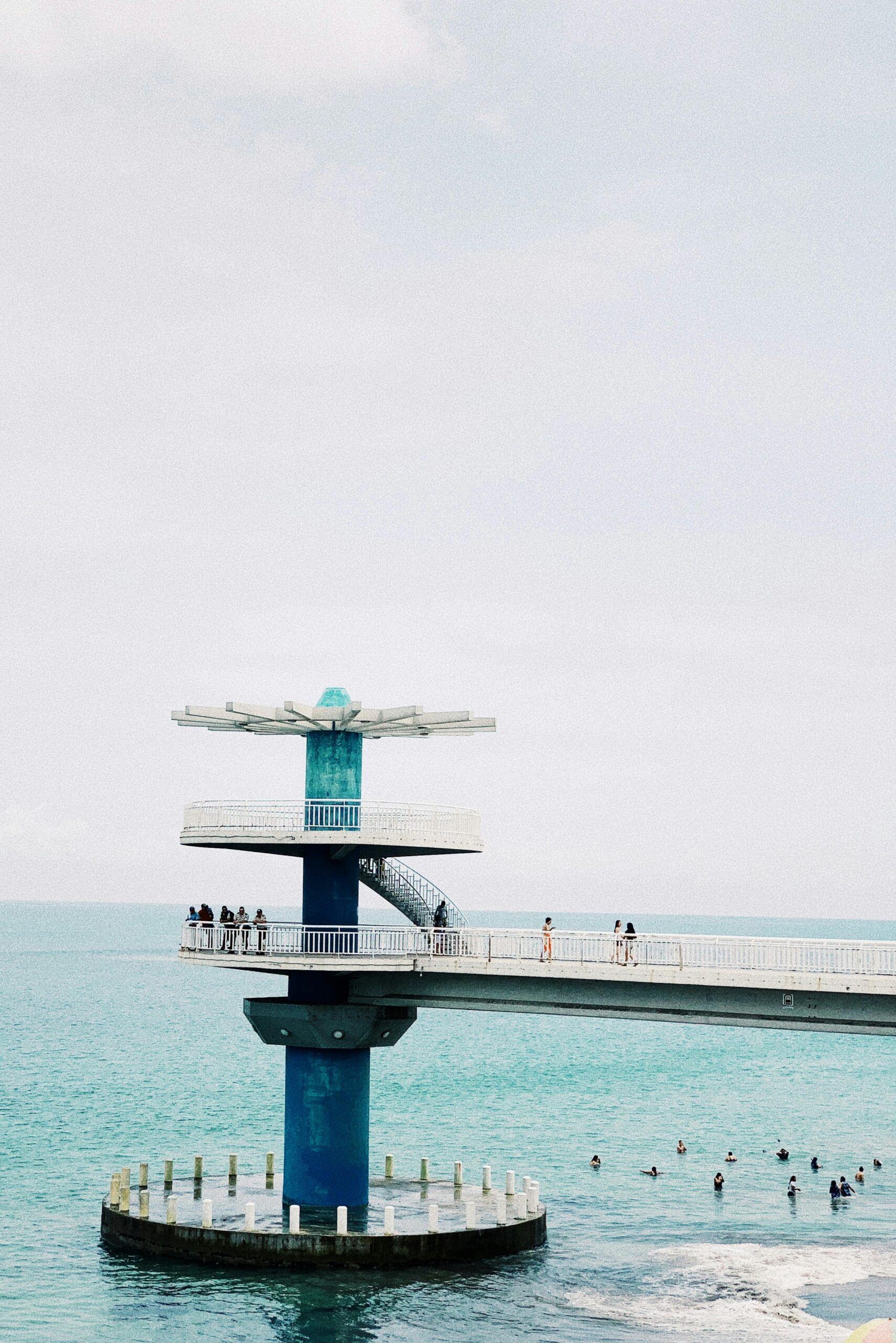 Uderzający pionowy widok na molo Ballenita w Ekwadorze, przedstawiający ocean i strukturę molo.