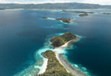 Manila: Tętniąca życiem stolica Filipin pełna kontrastów Oszałamiający widok z lotu ptaka na tropikalne wyspy w czystych, błękitnych wodach MIMAROPA na Filipinach.