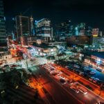 Oszałamiający widok z lotu ptaka na oświetlony krajobraz miasta Taguig na Filipinach nocą, ukazujący miejskie życie.