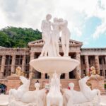 Wyspa Negros: Plantacje cukru i malownicze krajobrazy Majestatyczna rzeźba i fontanna w świątyni Leah w Cebu na Filipinach.