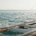 Przygoda żeglarska na tradycyjnej filipińskiej łodzi, podczas której można uchwycić fale oceanu i spokojne krajobrazy morskie.
