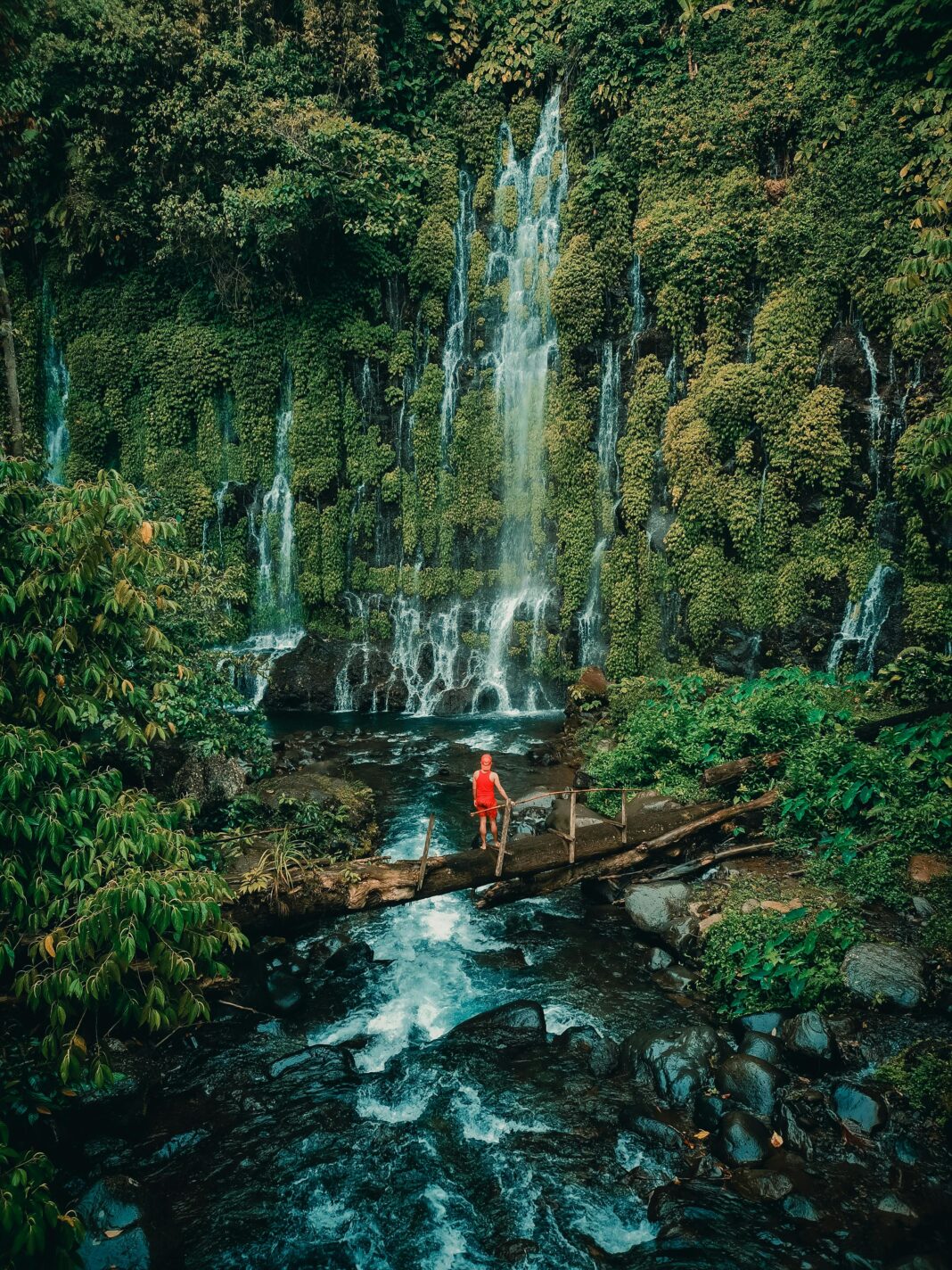 Malowniczy wodospad w Alamada na Filipinach z bujną zielenią i drewnianym mostem.