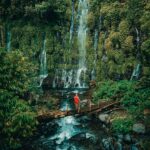 Festiwale Filipin: Najlepsze wydarzenia, które warto zobaczyć Malowniczy wodospad w Alamada na Filipinach z bujną zielenią i drewnianym mostem.