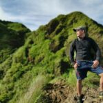 Mężczyzna cieszący się malowniczym widokiem podczas wędrówki po bujnych górach Calaca na Filipinach.