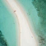 Palawan: Raj na Ziemi z lagunami i wapiennymi klifami Widok z lotu ptaka na dziewiczą plażę z białym piaskiem i turkusową wodą na Filipinach.