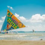 Kolorowa żaglówka na plaży w mieście Iloilo na Filipinach pod czystym niebem.