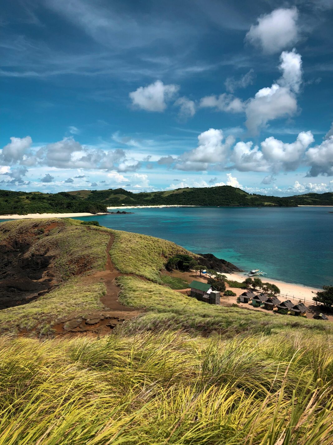 filipiny Odkryj spokojny nadmorski krajobraz Filipin z bujną zielenią i lazurowymi wodami.