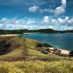 Odkryj spokojny nadmorski krajobraz Filipin z bujną zielenią i lazurowymi wodami.