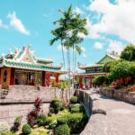 Malowniczy widok na świątynię taoistyczną otoczoną bujnymi ogrodami w Cebu City na Filipinach.