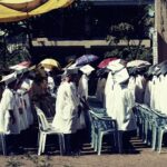 Wyspy Hundred Islands: Naturalny park pełen przygód Grupa dzieci w sukniach akademickich świętujących ukończenie szkoły na świeżym powietrzu.