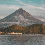 Piękny widok na wulkan Mayon o idealnym kształcie stożka w mieście Legazpi na Filipinach.