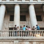 Grupa przyjaciół uśmiechających się i rozmawiających na balkonie Świątyni Leah w Cebu City.