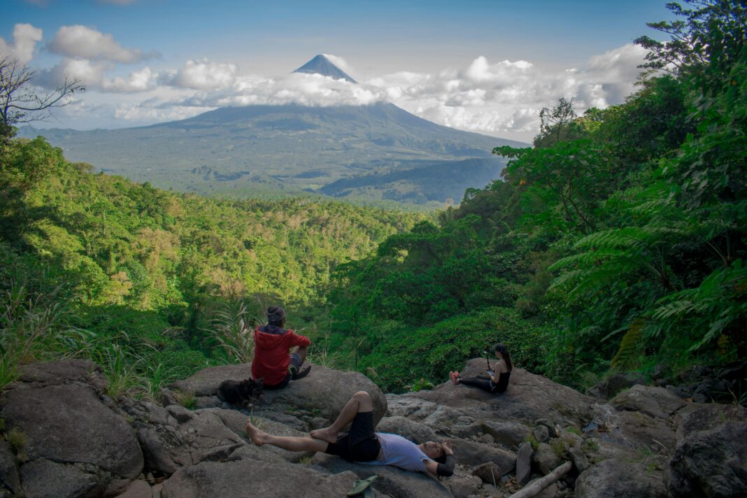 filipiny Wędrowcy odpoczywają z malowniczym widokiem na wulkan Mayon w Bicol na Filipinach.