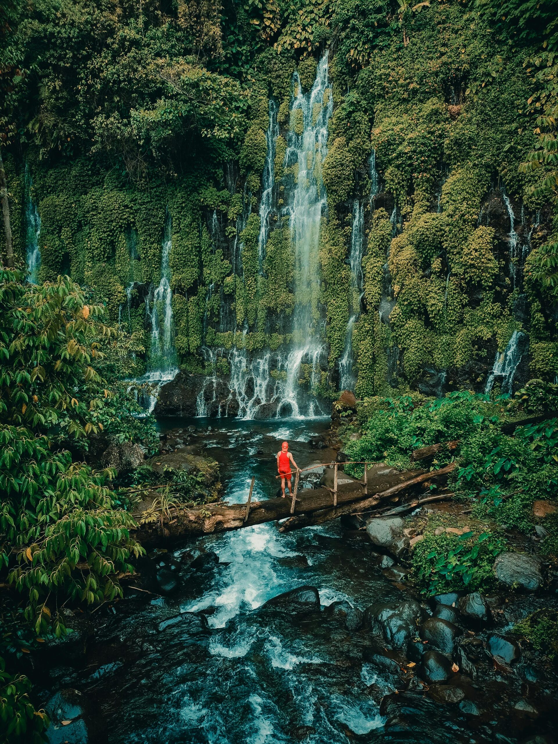 Malowniczy wodospad w Alamada na Filipinach z bujną zielenią i drewnianym mostem.