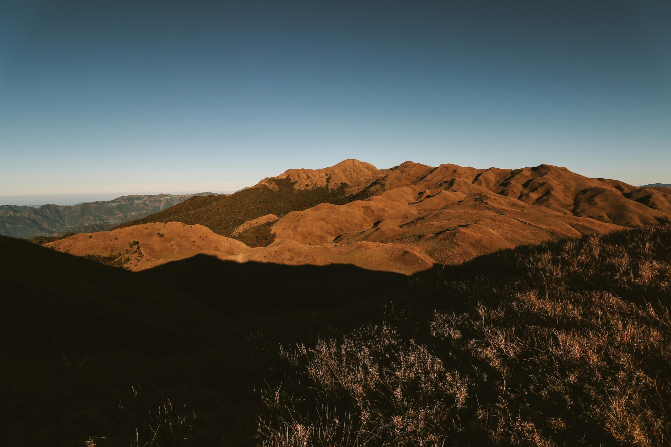 Złoty zachód słońca nad oszałamiającym górskim krajobrazem, ukazujący piękno natury na Filipinach.