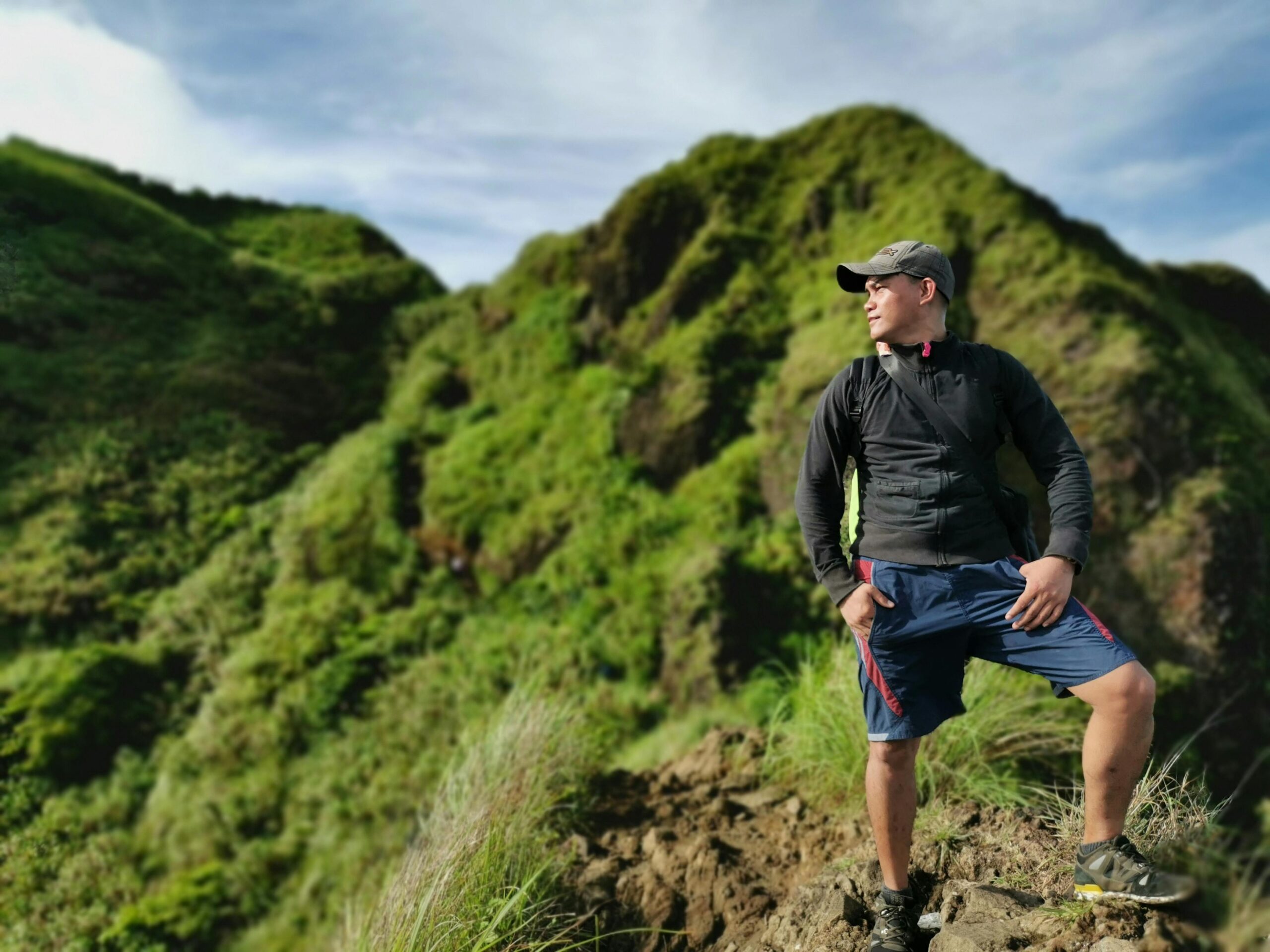 Mężczyzna cieszący się malowniczym widokiem podczas wędrówki po bujnych górach Calaca na Filipinach.