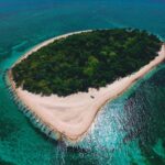 Boracay: Biały piasek i najpiękniejsze plaże świata Zapierający dech w piersiach widok z lotu ptaka na bujną tropikalną wyspę otoczoną lazurowymi wodami w północnym Mindanao na Filipinach.