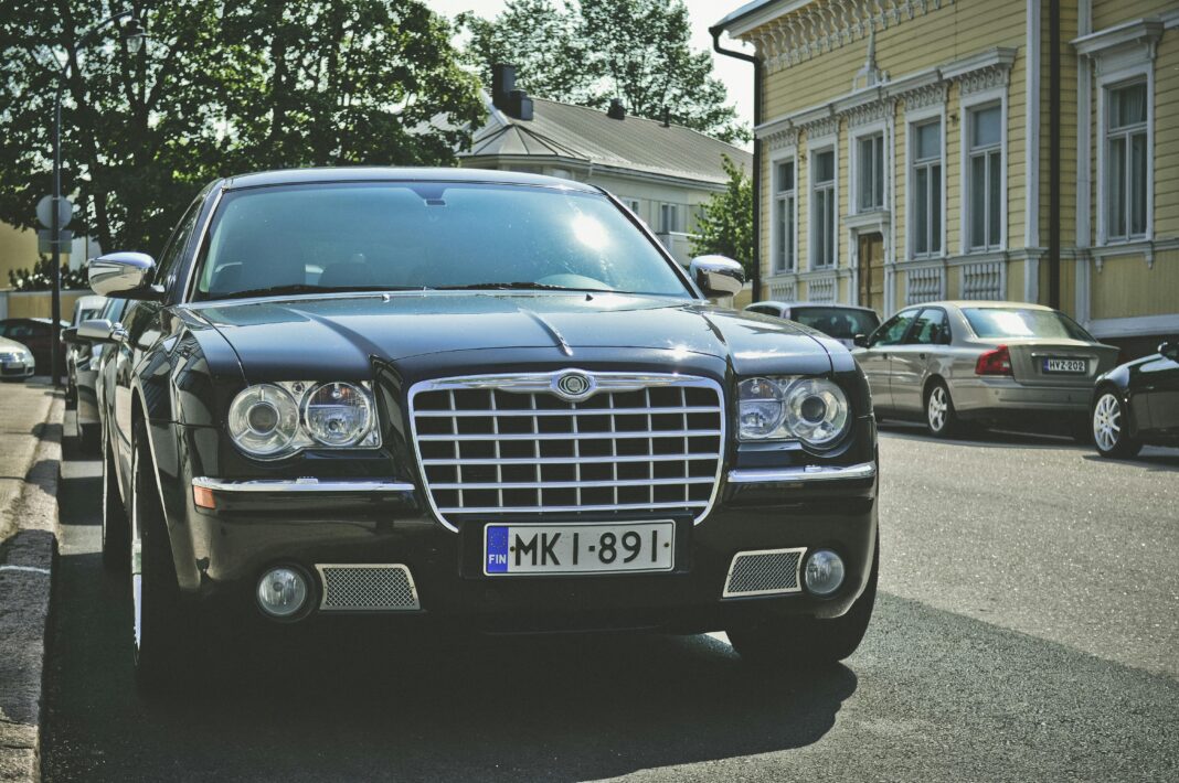 Elegancki czarny samochód zaparkowany na słonecznej ulicy w Hamina w Finlandii, prezentujący luksus i elegancję.