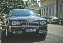 Fińska sztuka i design – światowa stolica minimalizmu Elegancki czarny samochód zaparkowany na słonecznej ulicy w Hamina w Finlandii, prezentujący luksus i elegancję.