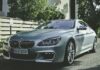 Elegancki sedan BMW zaparkowany na zewnątrz w Hamina w Finlandii, prezentujący luksusowy design motoryzacyjny.