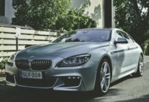 Elegancki sedan BMW zaparkowany na zewnątrz w Hamina w Finlandii, prezentujący luksusowy design motoryzacyjny.